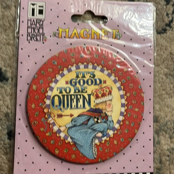 Mary Engelbreit Red Vintage-Inspired Magnet - It’s Good To Be Queen - Picture 5 of 6